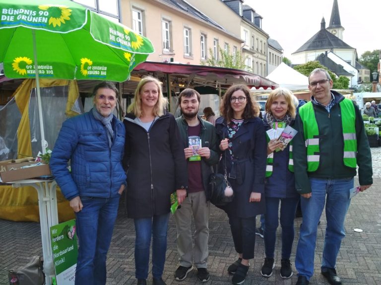 Grüner Stand auf Wochenmarkt